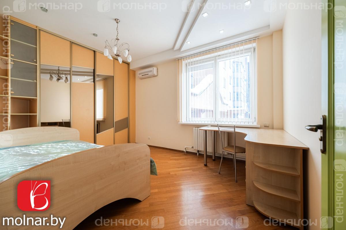 Продам 3-комнатную квартиру в Минске в Центральном р-не, Людамонт, Чехова ул., 3